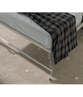 Salón moderno formado por cama abatible matrimonial, estantería y sofá con chaiselongue